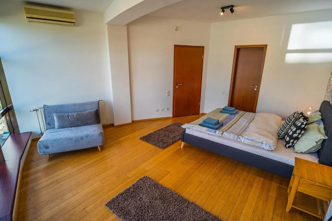 アパート Sunny & Spacious Place With Breathtaking View ブカレスト ルーマニア